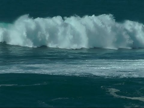 أمواج ضخمة تضرب هاواي وتغلق الشواطئ