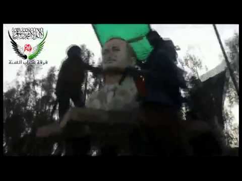 هدم تمثال حافظ الأسد في اللواء 82 في درعا