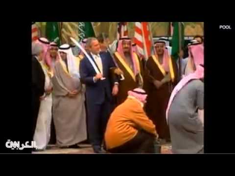 لقطات للملك سلمان يرقص العرضة مع بوش