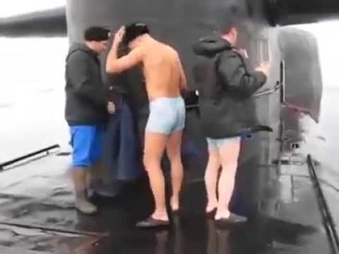 ضباط الغواصات الروسيَّة يسبحون في المياه المتجمدة