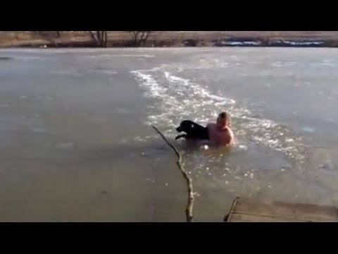 روسي يقفز في الماء المثلج لإنقاذ كلب