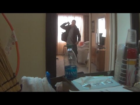 كاميرا تكشف أسهل طرق سرقة غرف الفنادق