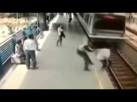 شرطي ينقذّ رجلًا من السقوط أمام القطار
