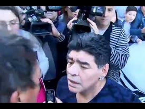 مارادونا يصفع صحافيًا على وجهه