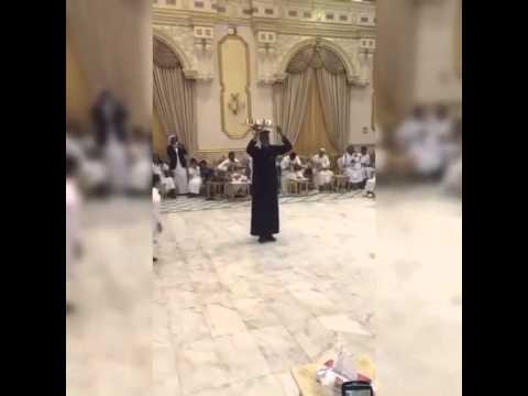 انزلاق رجل يؤدي رقصة أثناء تقديمه الشاي
