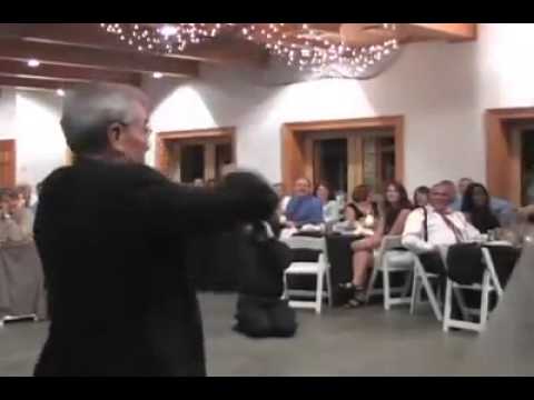 أب يرقص في زفاف ابنته بطريقة غريبة