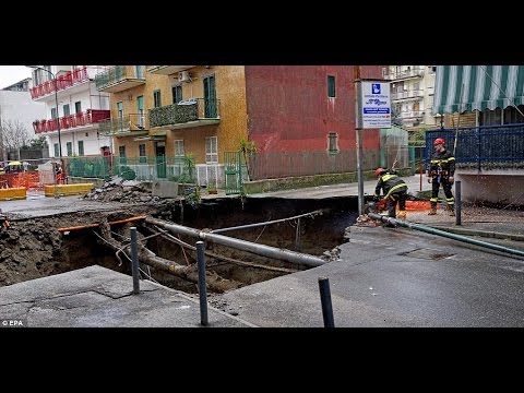 حفرة ضخمة تبتلع سيارة في جنوب إيطاليا بشكل مخيف