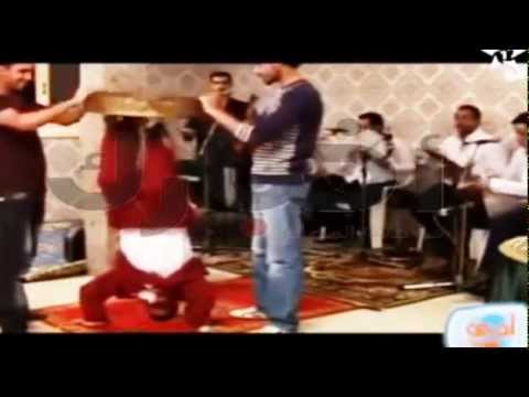 مغربي يرقص ويطبل مقلوب الرأس