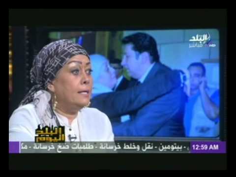 هالة فاخر تؤكّد أنها تُقبّل زملائها الرجال وتفخر بحجابها