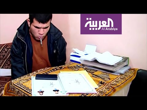 مأذون يكتب وثيقة الزواج بفمه