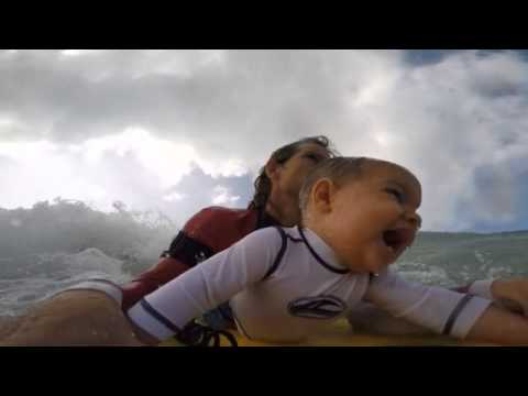 طفل عمره 9 أشهر يهوى ركوب الأمواج فيديو