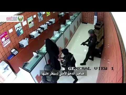 امرأة تسطو على محل صرافة في أبوظبي فيديو