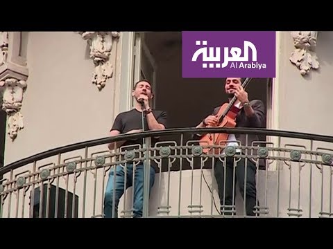 شاهد أحمد الروبي يغني من البلكونة بسبب كورونا