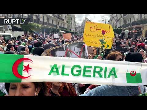 شاهدآلاف النساء يشاركن في مسيرة يوم المرأة في الجزائر
