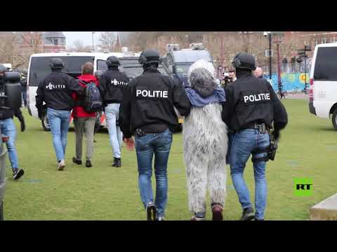 شاهد الشرطة الهولندية تستخدم خراطيم المياه لتفريق المتظاهرين