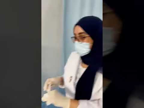 شاهد رجل الأعمال السعودي الوليد بن طلال يُمازح ممرضة