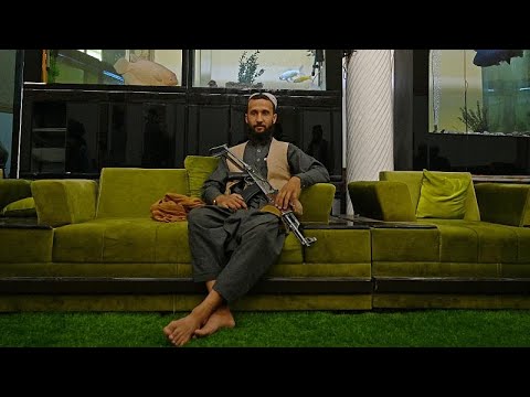 مقاتلو طالبان يتنعمون بالترف في قصر نائب الرئيس الأفغاني الأسبق