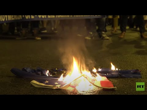 إحراق أعلام الناتو والولايات المتحدة قرب السفارة الأميركية في أثينا