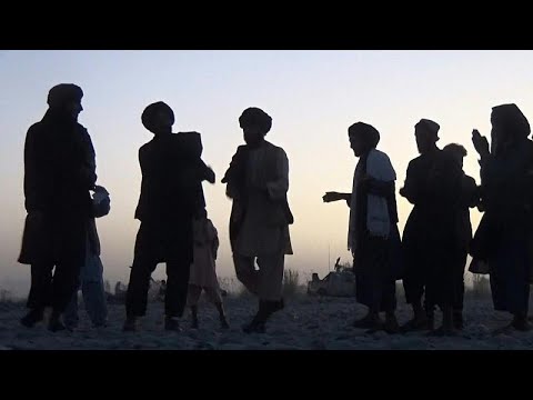 عناصر من حركة طالبان يغنون ويرقصون