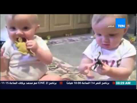 شاهد توأم يحاولان تقليد عطسة والدهما