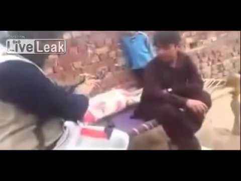 شاهد رجل كاد يقتل طفله أثناء تنظيف سلاحه