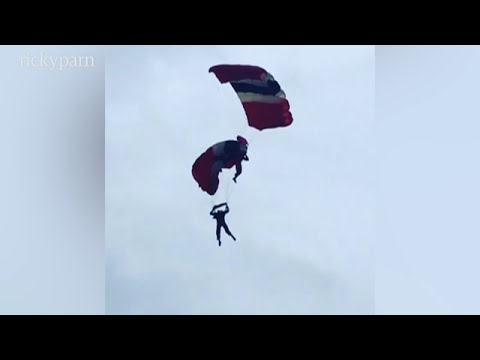 فيديو الشيطان الأحمر ينقذ زميله بعد تعثر فتح مظلته
