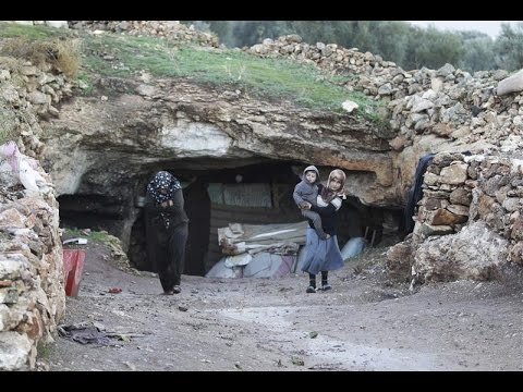 السوريون يلجأون إلى مغارات جبل الزاوية في ريف إدلب