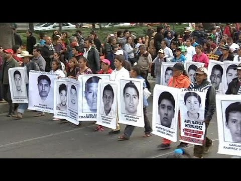 تظاهرة ضخمة في المكسيك حزنًا على 43 طالبًا