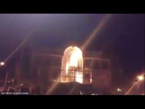 شاهد إيرانيون يهاجمون السفارة السعودية في طهران