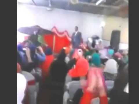 مدرس مصري يُعلّم فتيات ثانوي بالرقص
