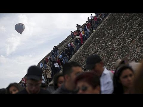 thousands flock to mexicos pyramid of the sun to mark spring equinox