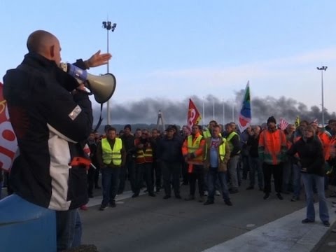 strikers block roadways in france