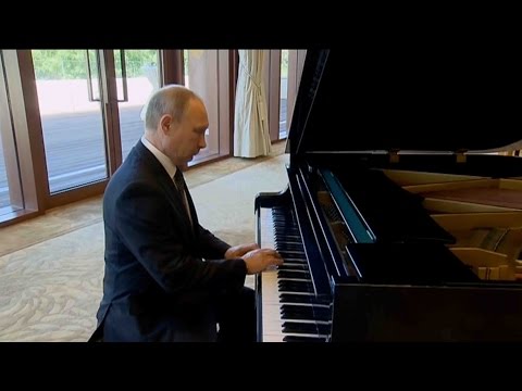 putin surprises with impromptu piano performance