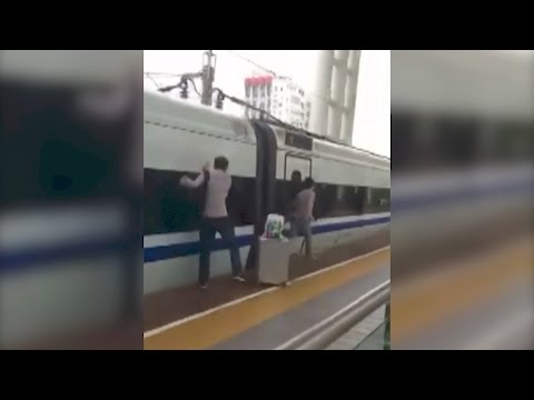 commuter gets finger stuck in door as train pulls away