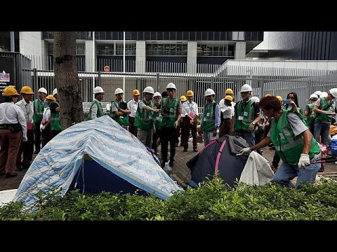 hong kong police clear last remaining protesters