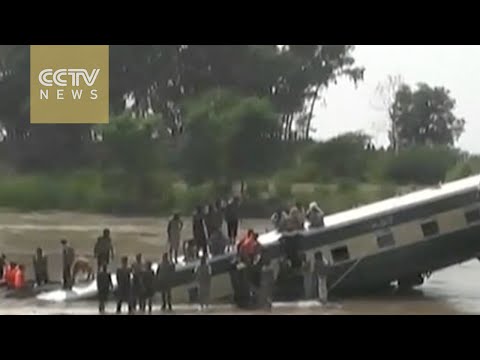 17 killed train carrying pakistani soldiers plunges into canal