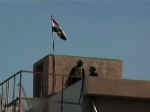 iraqi troops raise flag