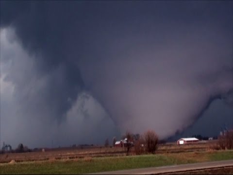 deadly tornado strikes illinois