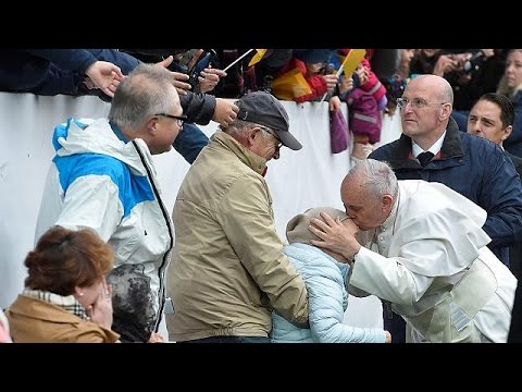 pope francis praises secular sweden over asylum seekers