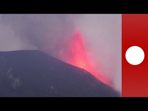 mount etna explodes spurting