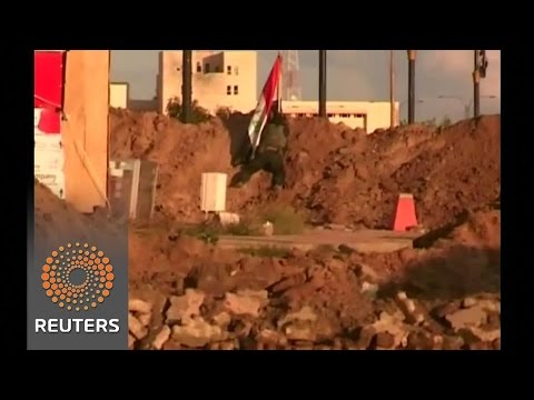 iraqi troops battle is fighters holed up